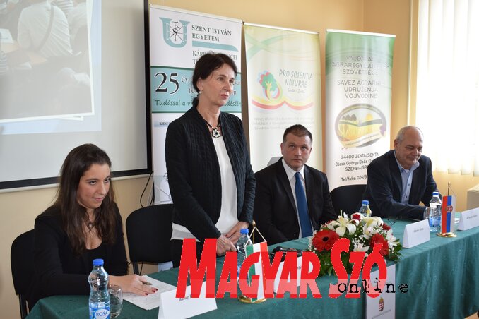 A megnyitó vendégei, Balog Eszter, dr. Torda Márta, Juhász Attila és dr. Kozári József (Szögi Csaba felvétele) A megnyitó vendégei, Balog Eszter, dr. Torda Márta, Juhász Attila és dr. Kozári József (Szögi Csaba felvétele)