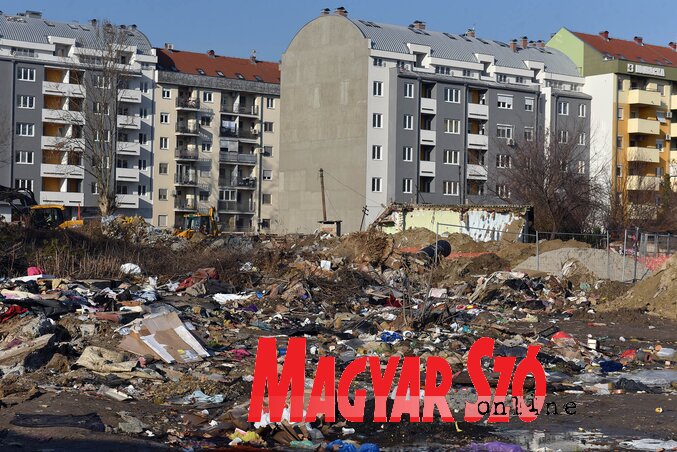 A Bata Brkić utca környékén ismét illegális szeméttelep alakult ki, a lakók jól bevett szokás szerint a zegzugos közterületen hagyják a szemetet (Ótos András felvétele)