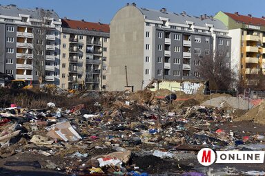 A Bata Brkić utca környékén ismét illegális szeméttelep alakult ki, a lakók jól bevett szokás szerint a zegzugos közterületen hagyják a szemetet (Ótos András felvétele)