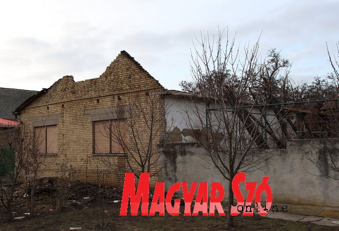 A ház tetőszerkezete teljesen megsemmisült, és a plafon is több helyen beszakadt (Lakatos János felvétele)