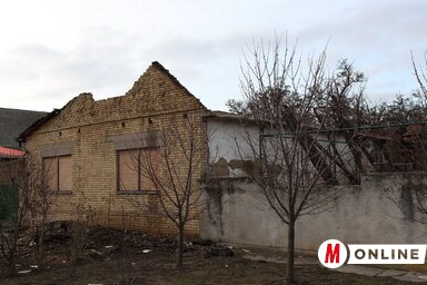 A ház tetőszerkezete teljesen megsemmisült, és a plafon is több helyen beszakadt (Lakatos János felvétele)