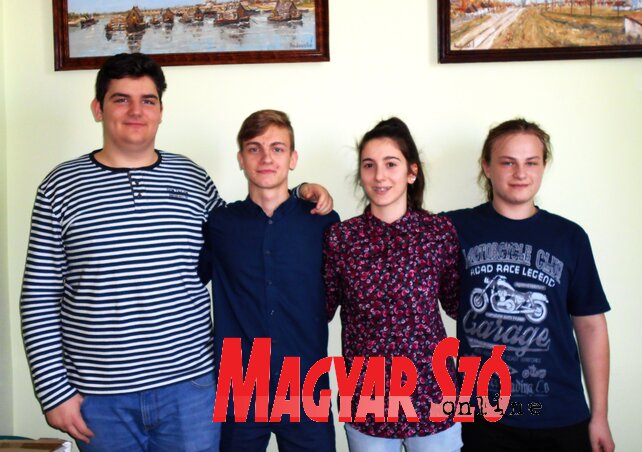A Bolyai csapata: Barsi Ádám, Horváth István, Acsai Hermina és Hugyik Kornél (Gruik Zsuzsa felvétele) A Bolyai csapata: Barsi Ádám, Horváth István, Acsai Hermina és Hugyik Kornél (Gruik Zsuzsa felvétele)
