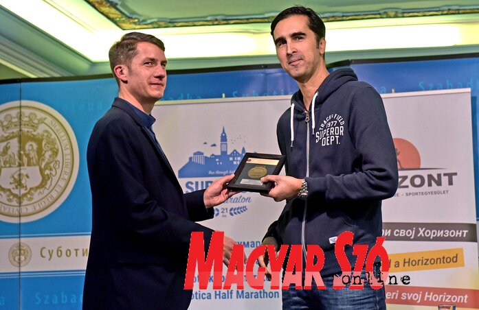 Pásztor Bálint átadja az emlékplakettet Mester Gyulának (Fotó: Gergely Árpád) Pásztor Bálint átadja az emlékplakettet Mester Gyulának (Fotó: Gergely Árpád)
