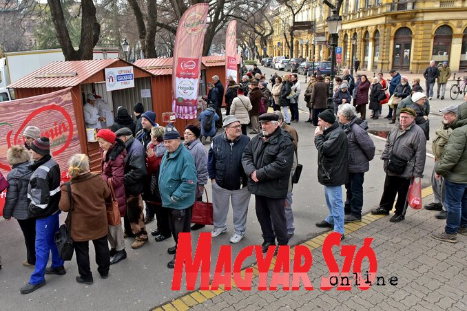 A standok előtt hosszú sorok kígyóztak (Fotó: Gergely Árpád) A standok előtt hosszú sorok kígyóztak (Fotó: Gergely Árpád)
