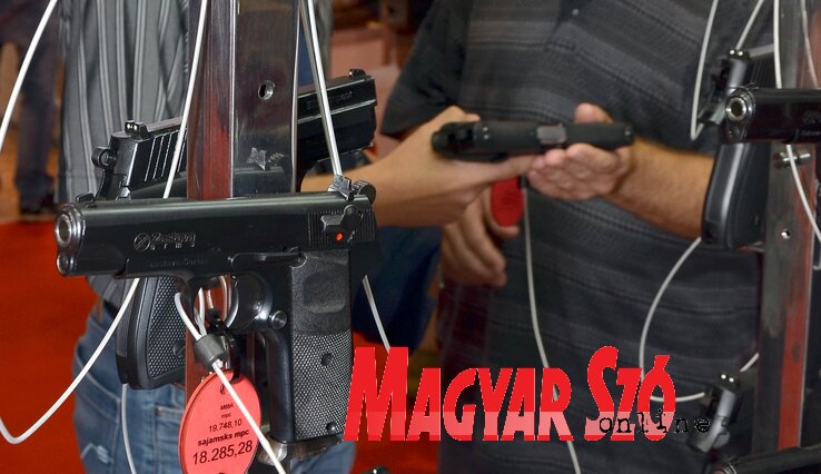 Az Újvidéki Vásáron már 12-15 ezer dinárért, esetenként még ennél is olcsóbban hozzájuthatunk jó állapotban lévő, használt pisztolyokhoz. A legolcsóbb, hazai, új marokfegyverek nagyjából kétszer ennyibe kerülnek, de gyártmánytól, márkától vagy kalibertől függetlenül még csak kézbe sem vehetik azok, akiknél nincs fegyverbeszerzési engedély. Ennek a megszerzéséhez egy sor egészségügyi vizsgálaton kell átesni, és csak utána kezdődik a dokumentumbeszerzés a büntetőjogi megfelelőség bizonyítására, a rendőrségi beszélgetések, a szomszédok véleményének begyűjtése… A beszerzés előtti és a beszerzés utáni, bejelentési, adózási és egyéb, kötelező költségeket nehéz lenne összeszámolni. (Ótos András felvétele)