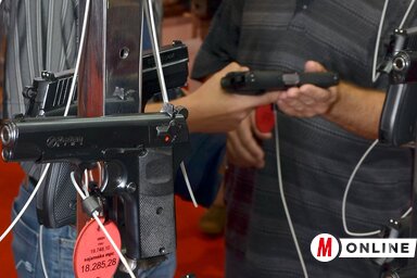 Az Újvidéki Vásáron már 12-15 ezer dinárért, esetenként még ennél is olcsóbban hozzájuthatunk jó állapotban lévő, használt pisztolyokhoz. A legolcsóbb, hazai, új marokfegyverek nagyjából kétszer ennyibe kerülnek, de gyártmánytól, márkától vagy kalibertől függetlenül még csak kézbe sem vehetik azok, akiknél nincs fegyverbeszerzési engedély. Ennek a megszerzéséhez egy sor egészségügyi vizsgálaton kell átesni, és csak utána kezdődik a dokumentumbeszerzés a büntetőjogi megfelelőség bizonyítására, a rendőrségi beszélgetések, a szomszédok véleményének begyűjtése… A beszerzés előtti és a beszerzés utáni, bejelentési, adózási és egyéb, kötelező költségeket nehéz lenne összeszámolni. (Ótos András felvétele)