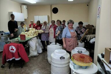 A Dália kézimunkacsoport segítségének köszönhetően egészséges ételekkel bővült a népkonyha kínálata, nagyobb mennyiségben áll rendelkezésre savanyú káposzta és babfasírt