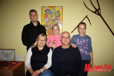 A Cservenák család hangulatos ebédlőjében, Izabella tanítványaitól ajándékba kapott alkotással, illetve a Példamutató Nagycsalád-díjjal a háttérben (Kazinczy Paszterkó Diana felvétele)
