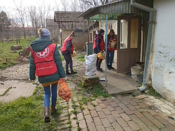 A humanitárius buliban összegyűjtött pénzen 15 családnak tudtak élelmiszercsomagot készíteni és eljuttatni A humanitárius buliban összegyűjtött pénzen 15 családnak tudtak élelmiszercsomagot készíteni és eljuttatni
