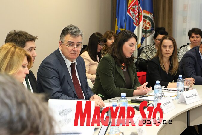 Duško Pejović (középen): A vizsgált szervek a megnövelt támogatási összegeket nem a helyi fejlesztésekre fordították (Fotó: Ótos András)