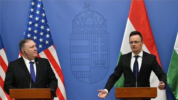 Mike Pompeo és Szíjjártó Péter a tárgyalást követő sajtótájékoztatón (fotó: MTI)