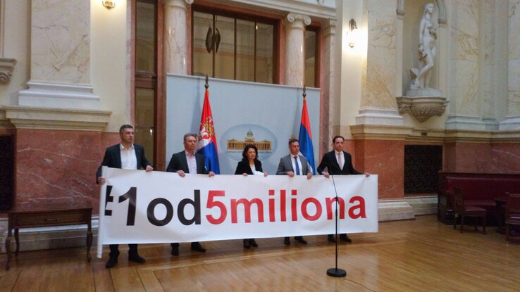 A parlamenti munka bojkottjának kezdete: az ellenzék nagy része támogatja a tüntetőket (Fotó: Beta)