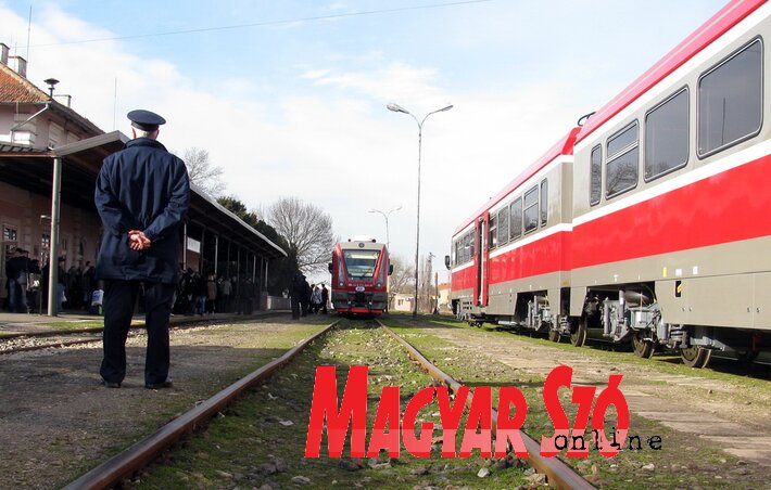 Nagy reményekkel várták az „orosz” szerelvényeket (Kecskés István felvétele) Nagy reményekkel várták az „orosz” szerelvényeket (Kecskés István felvétele)