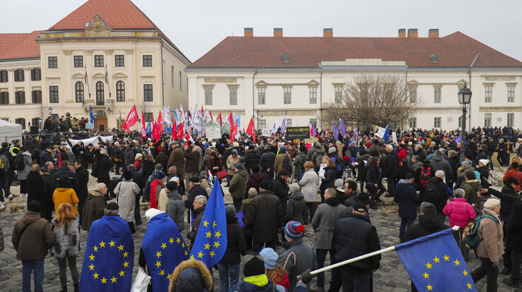 Az ellenzéki pártok Értékelni jöttünk! elnevezéssel megtartott tüntetésének résztvevői (fotó: MTI)