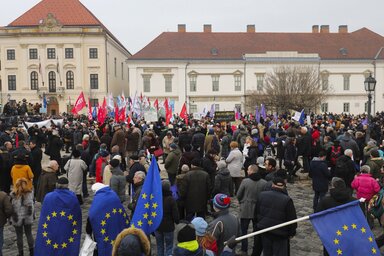 Az ellenzéki pártok Értékelni jöttünk! elnevezéssel megtartott tüntetésének résztvevői (fotó: MTI)