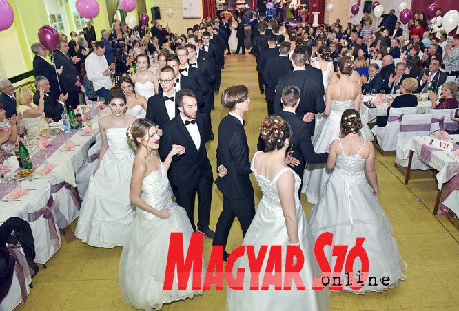 Mindenki tapssal ünnepelte az elsőbálozókat (Fotó: Gergely Árpád) Mindenki tapssal ünnepelte az elsőbálozókat (Fotó: Gergely Árpád)