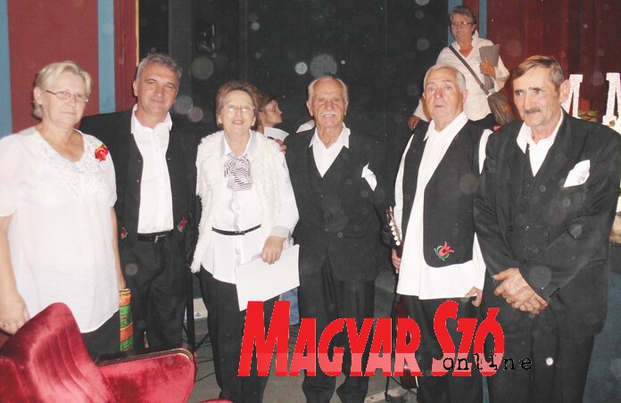 A maradéki és a szávaszentdemeteri kultúregyesületek vezetői a Szerémség MME évzáróján (Fotó: Stanyó Tóth Gizella) A maradéki és a szávaszentdemeteri kultúregyesületek vezetői a Szerémség MME évzáróján (Fotó: Stanyó Tóth Gizella)