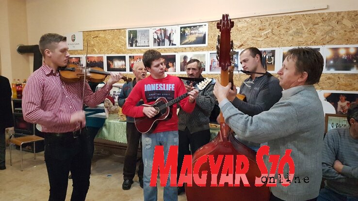 A tamburazenekar a záróünnepségen, Maradékon (Fotó: Stanyó Tóth Gizella) A tamburazenekar a záróünnepségen, Maradékon (Fotó: Stanyó Tóth Gizella)