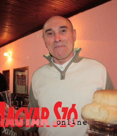 A bácskossuthfalvi Nagy Miklós a konyhaasztalán is szereti a minőséget, és ezúttal sem volt panasza a fesztivál felhozatalára, még igazi házikenyeret is vásárolhatott (Fotó: Kazinczy Paszterkó Diana) A bácskossuthfalvi Nagy Miklós a konyhaasztalán is szereti a minőséget, és ezúttal sem volt panasza a fesztivál felhozatalára, még igazi házikenyeret is vásárolhatott (Fotó: Kazinczy Paszterkó Diana)