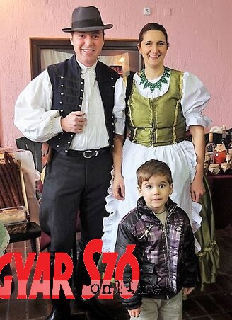 Torok Éva másodszor vett részt a kocsonyafesztiválom, ezúttal a 3. helyet érdemelte ki a helyi ízek kategóriában. Elmondta, hogy gyermekei még nem kaptak rá a kocsonyára, férjével viszont nagyon szeretik (Fotó: Kazinczy Paszterkó Diana) Torok Éva másodszor vett részt a kocsonyafesztiválom, ezúttal a 3. helyet érdemelte ki a helyi ízek kategóriában. Elmondta, hogy gyermekei még nem kaptak rá a kocsonyára, férjével viszont nagyon szeretik (Fotó: Kazinczy Paszterkó Diana)