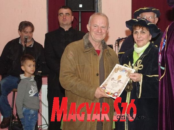 A bácskossuthfalvi Mrvelj Anto, a fesztivál bronzérmes pálinkája elismerés birtokosa átveszi Fekete Ibolya pálinkalovagtól az oklevelet (Fotó: Kazinczy Paszterkó Diana) A bácskossuthfalvi Mrvelj Anto, a fesztivál bronzérmes pálinkája elismerés birtokosa átveszi Fekete Ibolya pálinkalovagtól az oklevelet (Fotó: Kazinczy Paszterkó Diana)