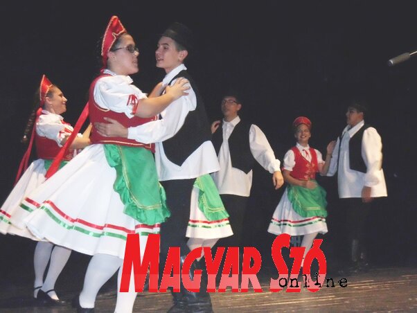 Ezt a magyar viseletet kedveli a legjobban a tánccsoport (Fotó: Stanyó Tóth Gizella) Ezt a magyar viseletet kedveli a legjobban a tánccsoport (Fotó: Stanyó Tóth Gizella)