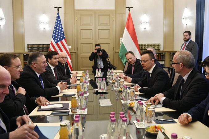 A Szijjártó Péter és Mike Pompeo vezette küldöttségek találkozója a külügyminisztériumban (Fotó: MTI) A Szijjártó Péter és Mike Pompeo vezette küldöttségek találkozója a külügyminisztériumban (Fotó: MTI)