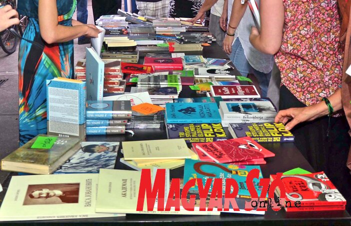 Újvidéken egyre népszerűbbek a különböző könyvcserebere-akciók, a belvárosban számos ponton használt könyveket árulnak – esetenként apró pénzért (Dávid Csilla felvétele)