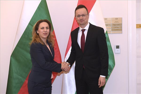 Marija Nikolova bolgár miniszterelnök-helyettes és Szijjártó Péter (Fotó: MTI)