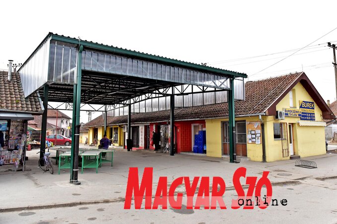 Nemrégiben renoválták a Majsai Úti Általános Iskolához közeli piacot Nemrégiben renoválták a Majsai Úti Általános Iskolához közeli piacot