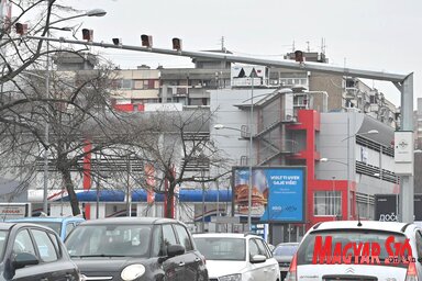 Közlekedési kamerák a Felszabadulás sugárút és a Lázár cár sugárút kereszteződésében (Fotó: Ótos András felvétele)
