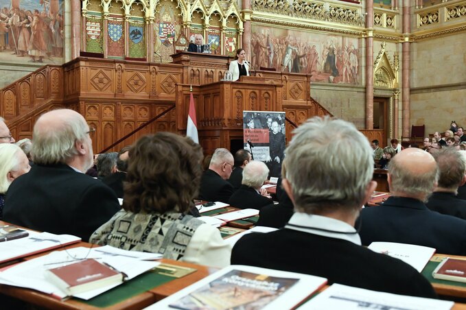 Földváryné Kiss Réka, a Nemzeti Emlékezet Bizottsága elnöke beszédet mond a Mindszenty-per 70. évfordulója alkalmából rendezett konferencián az országház felsőházi üléstermében (fotó: MTI)