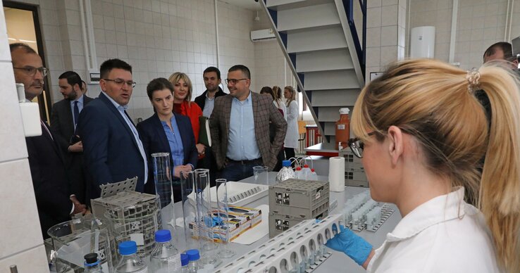 Ana Brnabić, Branislav Nedimović, Jadranka Joksimović és Sem Fabrizi a laboratórium látogatása során (Fotó: Beta)