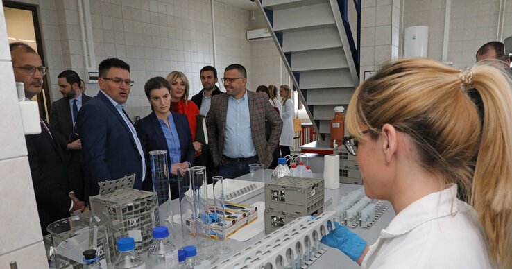 Ana Brnabić, Branislav Nedimović, Jadranka Joksimović és Sem Fabrizi a laboratórium látogatása során (Fotó: Beta) Ana Brnabić, Branislav Nedimović, Jadranka Joksimović és Sem Fabrizi a laboratórium látogatása során (Fotó: Beta)