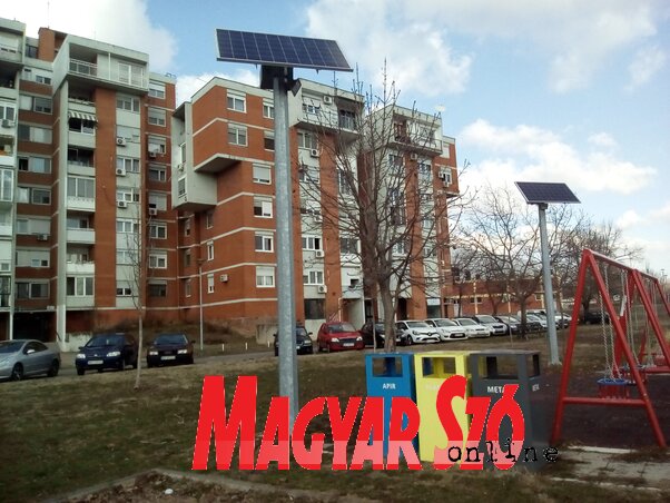 A napenergia-felhasználású megvilágítás már korábban is jelen volt Újvidék játszóterein, a sétány melletti, az önkormányzat és a Coca-Cola cég együttműködésével létrejött öko-parkban 2016 novembere óta működik (Szeli Balázs felvétele)