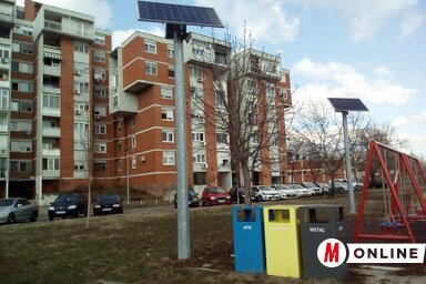 A napenergia-felhasználású megvilágítás már korábban is jelen volt Újvidék játszóterein, a sétány melletti, az önkormányzat és a Coca-Cola cég együttműködésével létrejött öko-parkban 2016 novembere óta működik (Szeli Balázs felvétele)