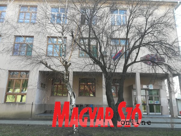 Az óbecsei Petőfi iskola (Fehér Rózsa felvétele) Az óbecsei Petőfi iskola (Fehér Rózsa felvétele)