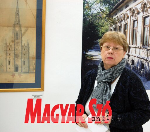 Dr. Ózer Ágnes, a kiállítás szerzője. Mögötte Molnár György rajza a belvárosi Mária neve katolikus templomról, 1893-ból (Bozsoki Valéria felvétele)