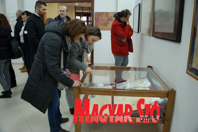 Miről mesélnek a térképek, tervrajzok – a kiállításra fiatalok, idősek egyaránt kíváncsiak voltak (Bozsoki Valéria felvétele)