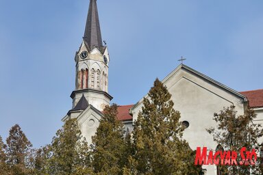 A tiszaszentmiklósi Szent József-templomot kívülről tatarozzák (Gergely József felvétele)