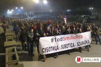 A tömeg a Fasizmus áldozatainak terén (Patyi Szilárd felvétele)