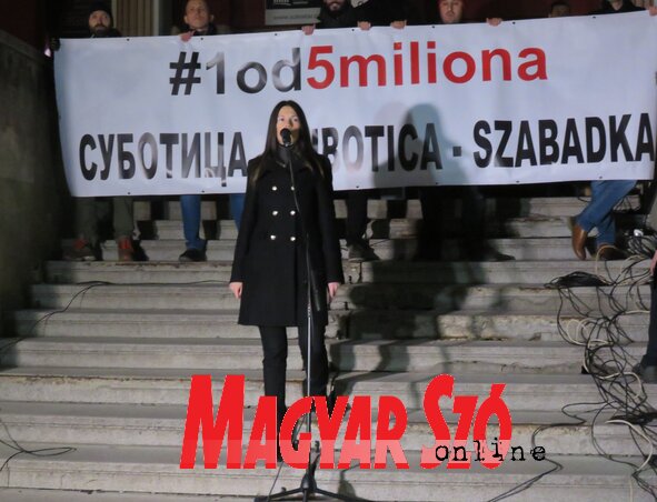 Nela Tonković, a Kortárs Galéria korábbi igazgatója szól a tüntetőkhöz (Patyi Szilárd felvétele)