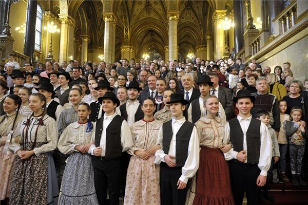 Résztvevők a Kárpát-medencei Családszervezetek Szövetségének családi napján az Országházban. Középen jobbra Latorcai János, az Országgyűlés alelnöke (fotó: MTI)