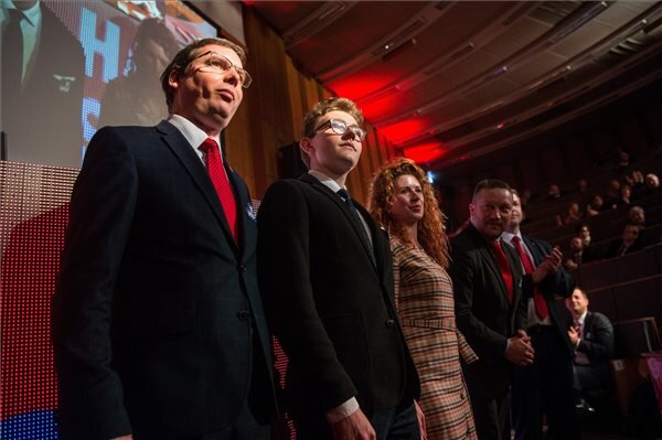 A szocialisták európai parlamenti (EP) listáját vezető képviselők: (b-j) Harangozó Gábor elnökségi tag, Kálló Dániel, a Független Diákparlament képviselője, Tüttő Kata, az országos elnökség tagja és Ujhelyi István EP-képviselő (fotó: MTI) A szocialisták európai parlamenti (EP) listáját vezető képviselők: (b-j) Harangozó Gábor elnökségi tag, Kálló Dániel, a Független Diákparlament képviselője, Tüttő Kata, az országos elnökség tagja és Ujhelyi István EP-képviselő (fotó: MTI)