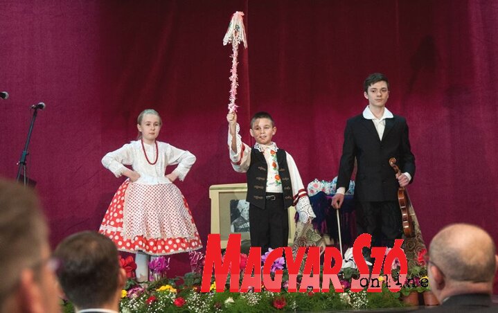 A gombosi gyerekek fellépése (L. Móger Tímea felvétele) A gombosi gyerekek fellépése (L. Móger Tímea felvétele)