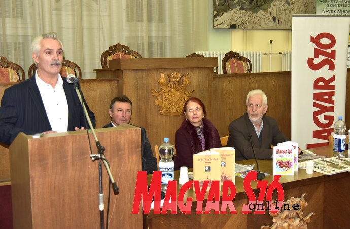 A Vajdasági Agráregyesületek Szövetsége és a Magyar Szó közös szervezésében csütörtökön este Zentán mezőgazdasági lakossági fórummal egybekötött Magvető-élőújságot tartottak a városháza dísztermében. Felvételünkön Nagy Miklós, Varga Attila, Varjú Márta és Fodor István (Gergely József felvétele)