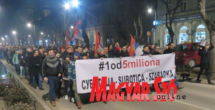 A szabadkai tüntetők három nyelű transzparens mögött sétáltak (Patyi Szilárd felvétele)
