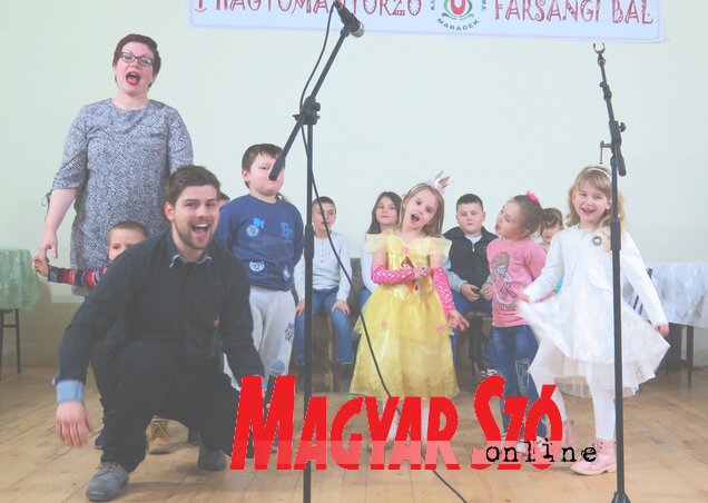 Az óvodások, kisiskolások farsangi műsora (Fotó: Stanyó Tóth Gizella) Az óvodások, kisiskolások farsangi műsora (Fotó: Stanyó Tóth Gizella)