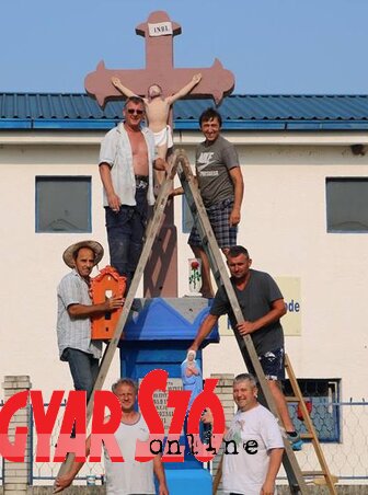 A GYUSZI civil szervezet tagjainak egy része akció közben (Buják János fotója) A GYUSZI civil szervezet tagjainak egy része akció közben (Buják János fotója)