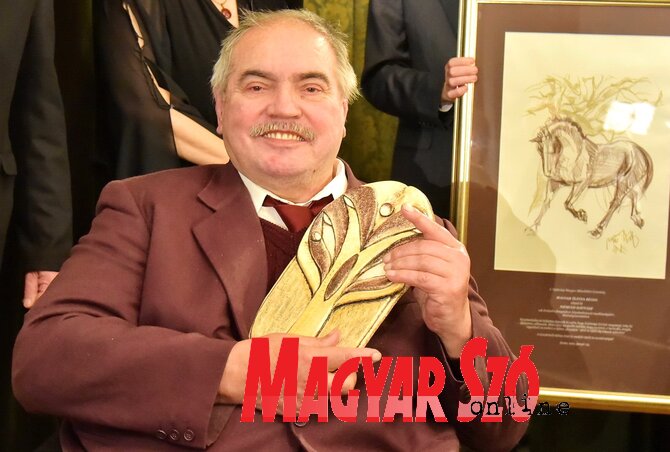 Németh Mátyás nyugalmazott fotóriporter az Életfával (Gergely József felvétele) Németh Mátyás nyugalmazott fotóriporter az Életfával (Gergely József felvétele)